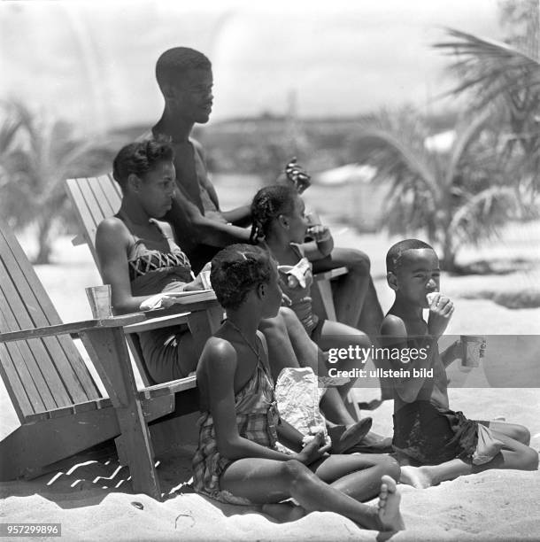 Eine Familie mit Kindern bei der Freizeit am Strand von Playa Giron an der Südküste von Kuba, aufgenommen 1962.
