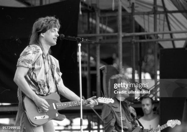 Auf dem Gelände der Radrennbahn Weissensee finden im Juni im Rahmen der FDJ-Friedenswoche Rockkonzerte mit Bands aus der DDR - hier Rockhaus - un dem...