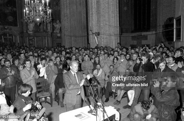 Rostock / Wendezeit / November 89 / Altbundeskanzler und SPD-Ehrenvorsitzender Willy Brandt spricht in der Rostocker Marienkirche vor hunderten...