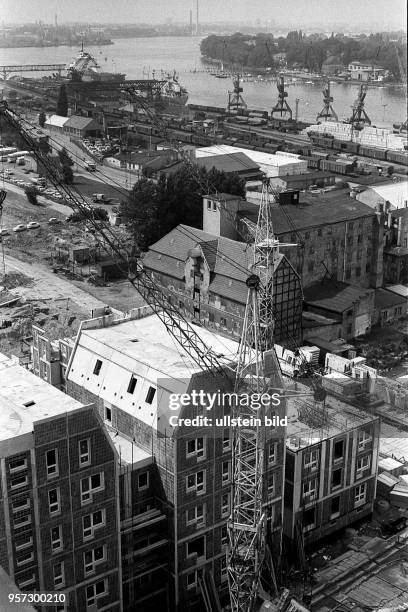 Blick auf die Bauarbeiten am Stadthafen, aufgenommen 1984. Eingegliedert in Rostocks historische Altstadt entstanden bis Ende 1985...