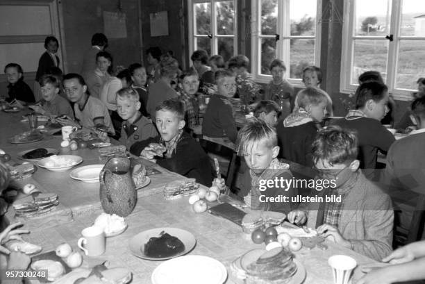 Kinder aus Cottbus und Umgebung verbringen im Sommer 1961 Ferientage in einem Kinderferienlager auf der Insel Rügen. Brot, Butter, Marmelade, Eier...