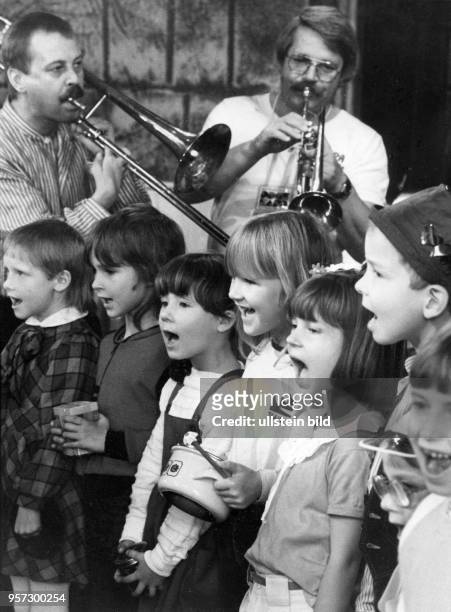 Jazzmusik zum kräftigen Mitsingen erlebten Dresdner Vorschulkinder im Rahmen des 17. Dixieland Festivals in Dresden im Mai 1987 mit der "Papa Binnes...