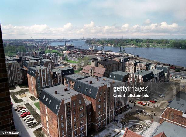 Eingegliedert in Rostocks historische Altstadt entstanden am Stadthafen bis Ende 1985 fünfhundertsechsundachtzig Neubauwohnungen, aufgenommen 1986....