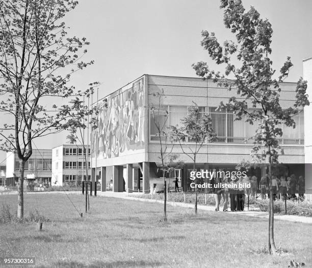 Studenten am neuen Bildunsgzentrum in Cottbus, undatiertes Foto vom August 1975. Das in den 1970er Jahren erbauten Bildungszentrum vereinte eine...