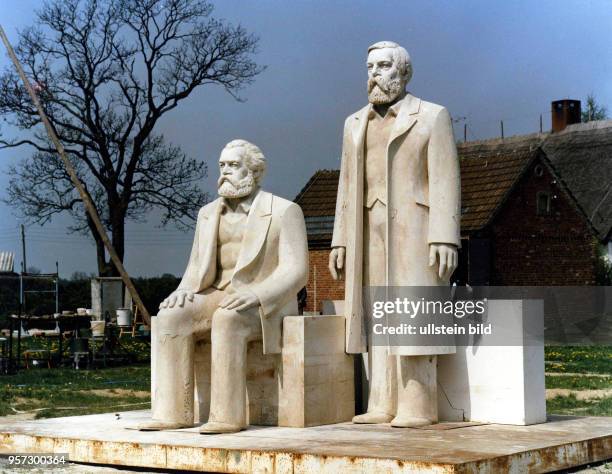 Die fertigen Plastiken des Denkmals für Karl Marx und Friedrich Engels auf einer Geschütz-Plattform der Volksmarine im Garten des Bildhauers Ludwig...