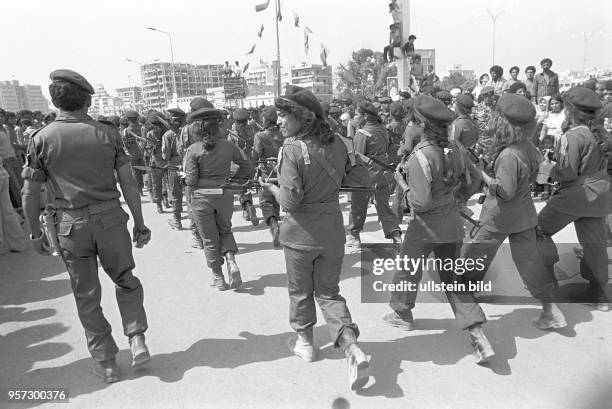 Weibliche Armeeangehörige der libyschen Streitkräfte bei einer Militärparade in Bengasi im September 1979 anlässlich des 10. Jahrestages des Sturzes...