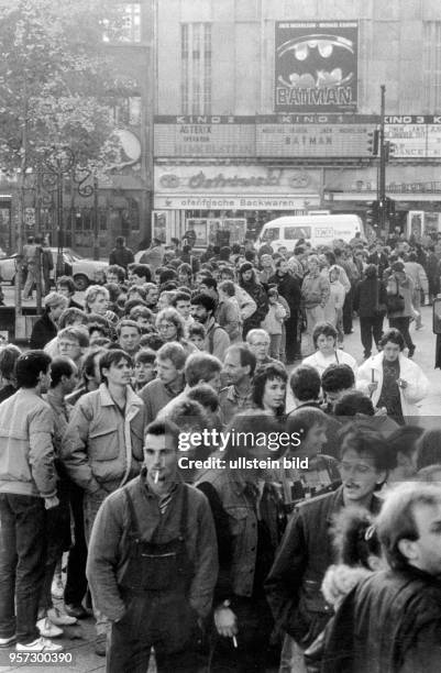 Zehntausende Menschen aus Berlin strömen am 10. November 1989 über die Straßen in Berlin und genießen die neue Freiheit. An den Geldinstituten in...