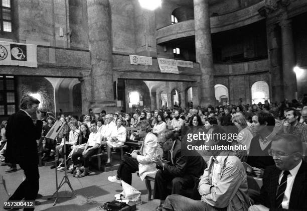 Am 17.9.1987 bereiten sich Pfarrer Christof Ziemer und oppositionelle Friedensgruppen auf einem Friedensforum in der Kreuzkirche in Dresden auf die...
