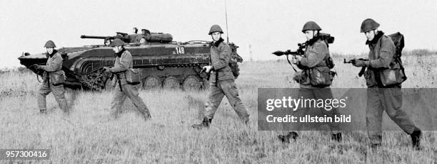 Junge Soldaten bei einer Übung im Rahmen ihrer Ausbildung bei der NVA , aufgenommen 1984.