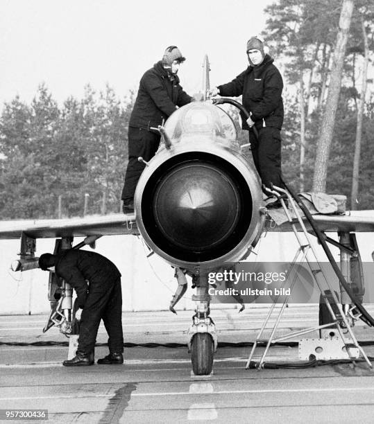 Jagdflieger der NVA bei der Ausbildung, aufgenommen im Jahr 1984. Ein Jagdflugzeug wird überprüft und startklar gemacht.