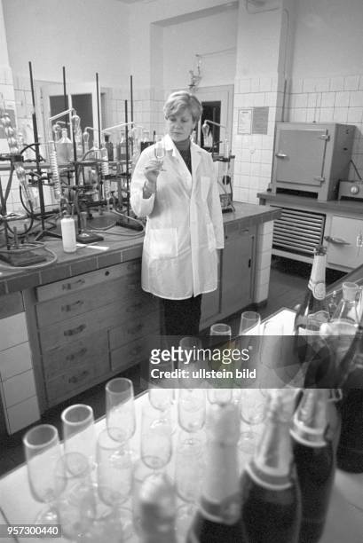 Verkostung von alkoholischen Getränken aus der eigenen Produktion in einem Labor des VEB Weingroßkellerei Berlin, undatiertes Foto von 1981.