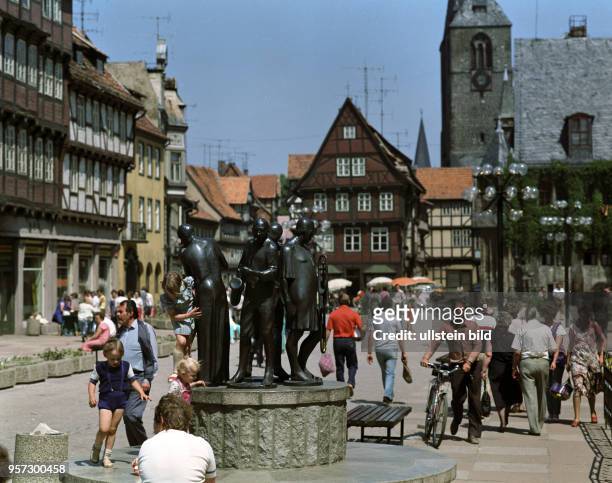 Kinder spielen am Denkmal der Münzenberger Musikanten auf dem Marktplatz von Quedlinburg, aufgenommen 1985. Die Figurengruppe wurde 1976 von dem...