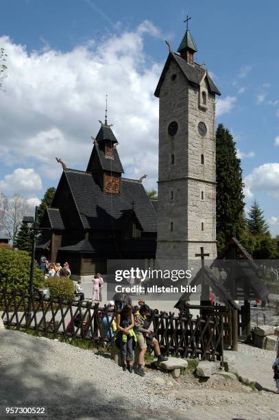 Blick am auf die Stabkirche Wang im polnischen Karpacz im Riesengebirge. Die mittelalterliche Holzkirche wurde im 12. Jahrhundert im norwegischen...