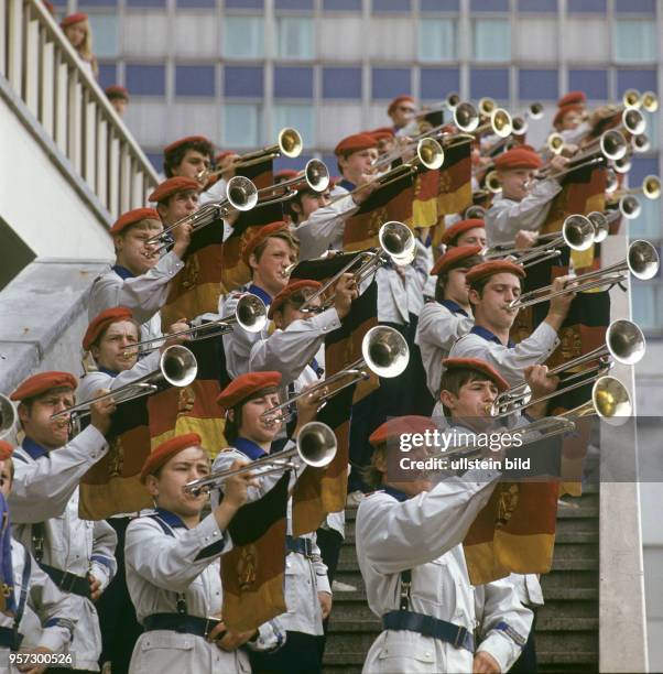 Der Fanfarenzug des Zentralen Musikkorps der FDJ und der Pionierorganisation Ernst Thälmann der DDR spielt auf einer Treppe am Alexanderplatz in...