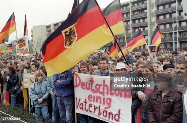 Vor dem Hotel Bellevue in Dresden stehen am Dresdner Bürger mit Deutschlandfahnen und fordern "Deutschland einig Vaterland". Anlaß war der Besuch von...