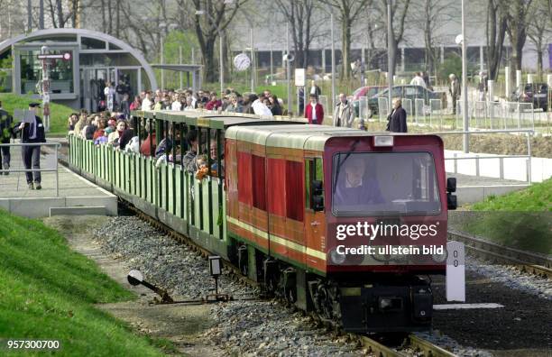 Die Parkeisenbahn fährt durch den Dresdner Großen Garten, aufgenommen im März 2002. Zu DDR-Zeiten fuhr die Bahn als "Pioniereisenbahn", nach der...