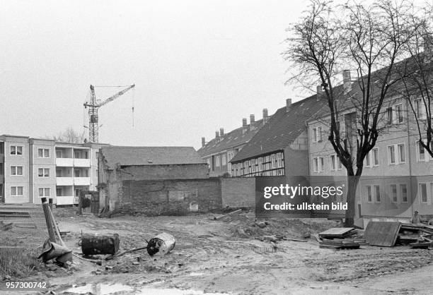 In der Altstadt der DDR-Kreisstadt Bernau werden im Jahr 1988 Baulücken mit Plattenbau-Wohnblocks geschlossen. Sie ersetzen verschlissene historische...