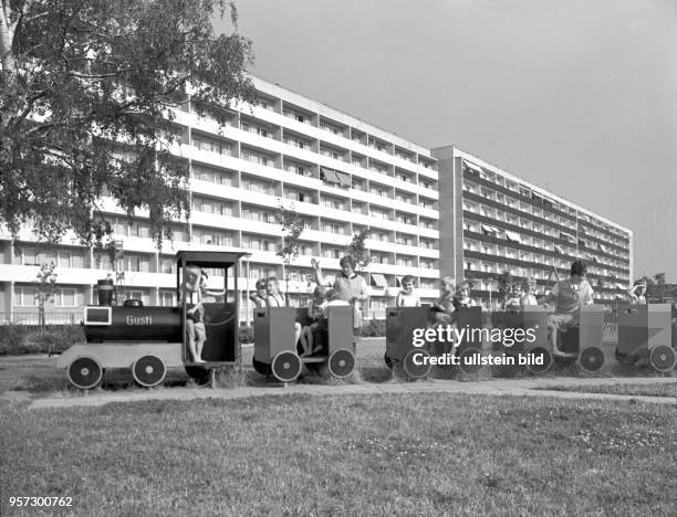 Mädchen und Jungen sitzen in einem Spielzeugzug mit der Lokomotive "Gusti", undatiertes Foto vom Juli 1972. Im Neubaugebiet IX im Norden von Cottbus...