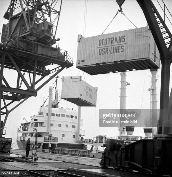 "Die Einführung des Containertransportsystems ist ein Geburtstaggeschenk der Verkehrsschaffenden für den Genossen Walter Ulbricht" - so lautete im...