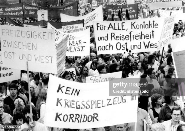 Abschlusskundgebung am zum Olof-Palme-Friedenslauf auf dem Schlossplatz von Dresden. Demonstranten verkünden ihre Forderungen via Transparente.