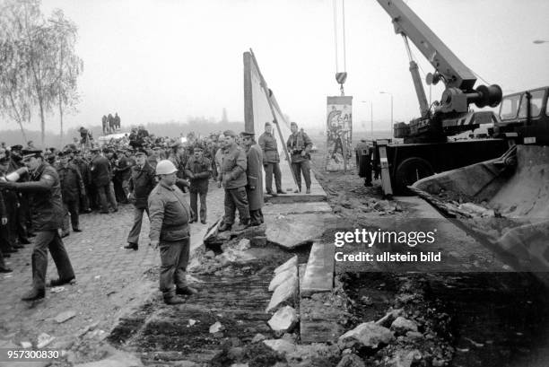 Mit schwerer Technik entfernen Soldaten der Grenztruppen der DDR Teile aus der Mauer am Potsdamer Platz, aufgenommen am . Die Grenzöffnung, bzw. Der...