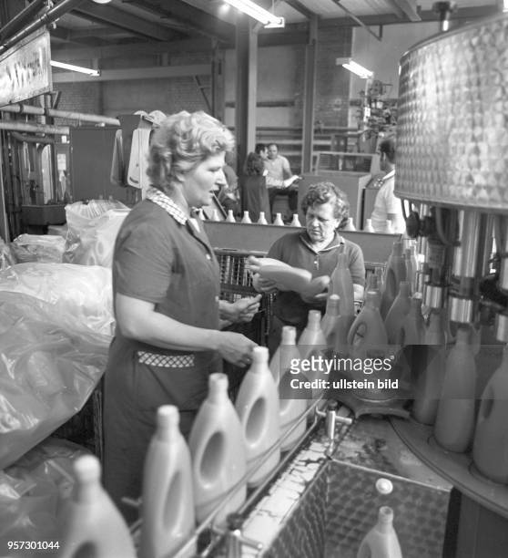 Arbeiterinnen an einer Abfüllanlage für den Weichspüler Wofalor im VEB Chemiekombinat Bitterfeld, undatiertes Foto aus dem Jahr 1975.