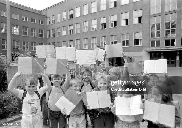 Die Schule ist aus 07.1990 mit Beginn der Schulferien zeigen Schüler der 45. Oberschule "Klement Gottwald" vor dem grauen Schulgebäude ihre letzten...