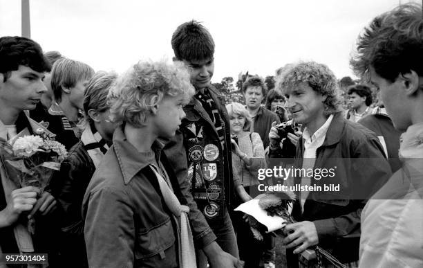 Am 23.8.1986 wird Hans-Jürgen Dörner als langjähriger Kapitän der Dresdner Dynamo-Mannschaft im Dynamo-Stadion von seinen Anhängern mit Blumen und...