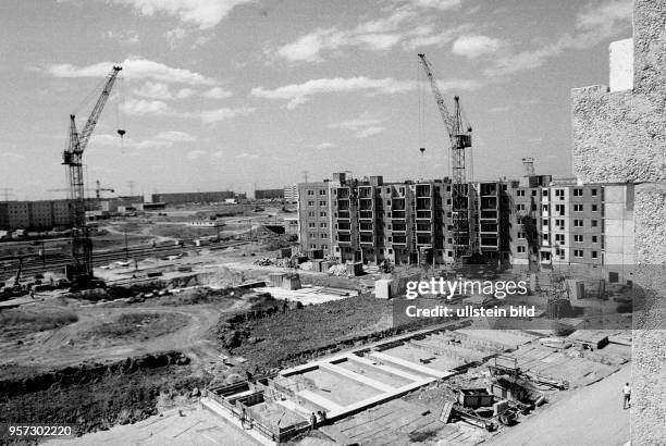 Im Ostberliner Stadtbezirk Hellersdorf entsteht eine neue Plattenbau-Siedlung, aufgenommen 1989. Mit vorgefertigten Betonelementen war im...