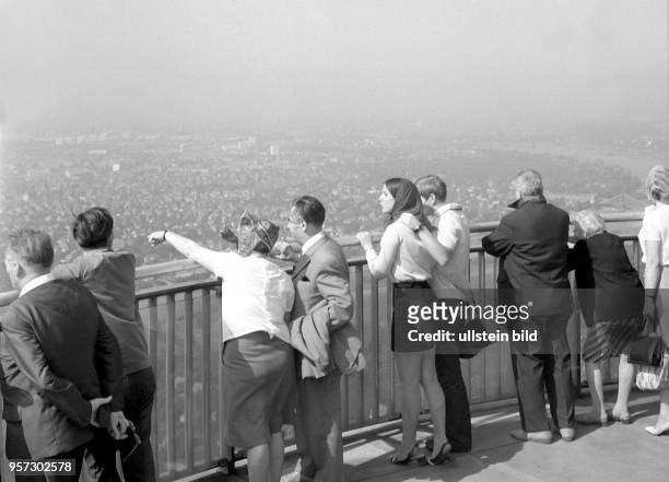 Besucher des Fernsehturms Dresden genießen den Ausblick von der Aussichtsplattform, aufgenommen 1970. Das 252 Meter hohe Bauwerk, zwischen 1963 und...