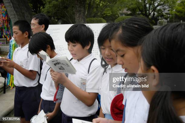 Japan / Nagasaki /Japanische Schüler bei der Ehrung von Opfern im Friedenspark der Atombomben-Gedenkstätte von Nagasaki, aufgenommen im Oktober 2009....