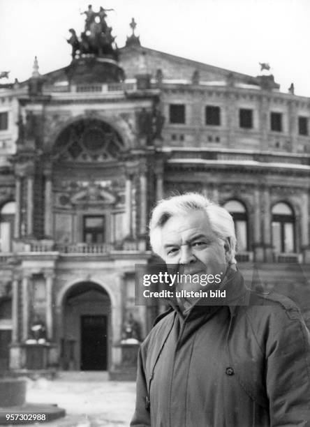 Der Kammersänger Theo Adam am Tag der Wiedereröffnung, am , vor der wiederaufgebauten Dresdener Semperoper. Das Gebäude war 40 Jahre zuvor beim...