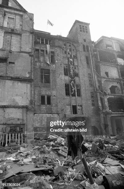 Rückansicht des Kunsthauses "Tacheles" an der Oranienburger Straße in Ostberlin, aufgenommen im Sommer 1990. Der historische Gebäudekomplex war...