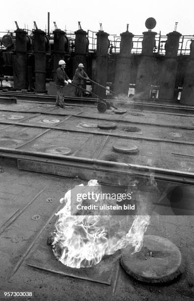 Arbeiter im Gaswerk im Berliner Stadtbezirk Prenzlauer Berg, aufgenommen 1980. Das Gaswerk in der Danziger Straße begann mit der Produktion im Jahre...