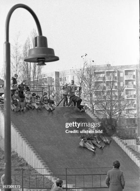 Alltag im Wohngebiet " Thälmannpark " in Ostberlin im Jahr der Übergabe an die Bewohner - hier einer der Kinderspielplätze , aufgenommen 1986. Foto :...