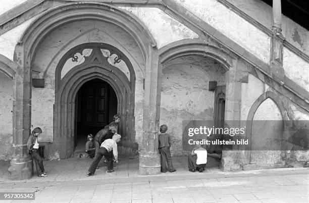 Kinder spielen unterhalb der doppelläufigen Freitreppe an der nördlichen Längsseite des Rathauses, aufgenommen im September 1981 am Markt in der...