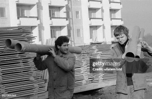 Mitglieder der Jugendbrigade "VIII.Parteitag" unterstützen den Aufbau einer neuen Plattenbau-Siedlung im brandenburgischen Hönow am Rande des...