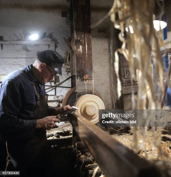 Besuch beim ältesten Reifendreher in Seiffen, Max Stiel, aufgenommen im November 1971. Das Reifendrehen ist eine handwerkliche Fertigkeit, die im...