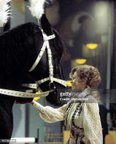 Der Schauspielerin Helga Göring bei einer Pferdedressur im Rahmen der DDR-Unterhaltungsshow "Nacht der Prominenten", bei der Künstler von Theater,...