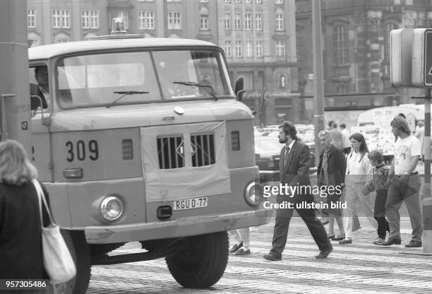 Kraftfahrer ignorieren am den Fußgängerübergang am Altmarkt in Dresden. Schnelle Autos und Rücksichtslosigkeit der Verkehrsteilnehmer haben den...