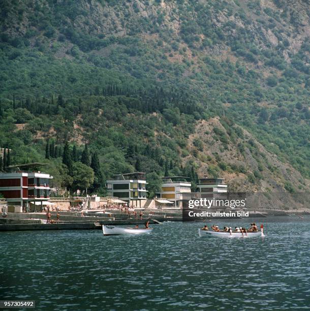 Boote vor dem Strand des Pionierlagers Artek auf der Krim, aufgenommen im August 1971. Artek war das zentrale Pionierlager der Pionierorganisation in...