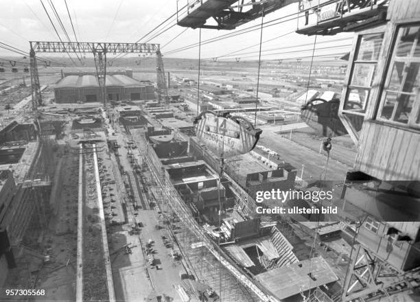 Blick über die Kabelkrananlage der Warnowerft in Rostock, aufgenommen im März 1967. Die zwei 65 Meter hohen Doppelportale waren mit 24 Tragkabeln von...