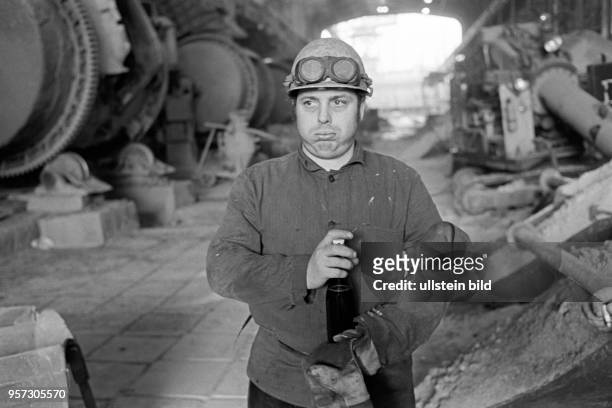 Ein Arbeiter steht mit einem Getränk in der Bessemerei der Kupfer-Silber-Hütte Hettstedt und atmet tief durch, aufgenommen am . In der zum Mansfeld...