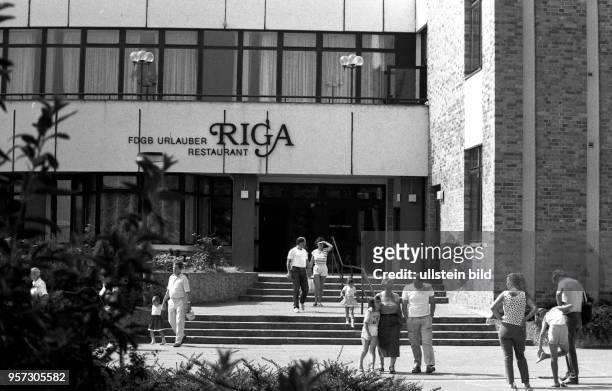 Familien vor dem FDGB-Urlauber-Restaurant "Riga" in Binz auf der Ostseeinsel Rügen, aufgenommen in den 1980er Jahren im Sommer. In malerischer...