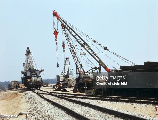 Im Rahmen einer Übung bauen sowjetische und NVA-Soldaten eine Bahnstreck, undatiertes Foto von 1983, Ort unbekannt.