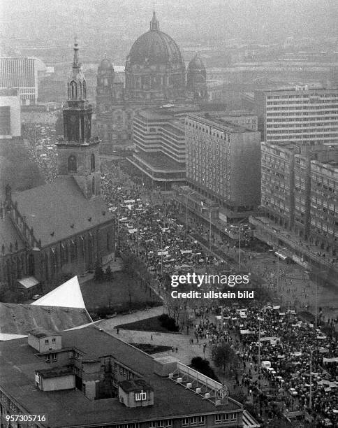 Nahezu eine Million Bürger versammeln sich am auf dem Berliner Alexanderplatz und den umliegenden Straßen - hier auf der Karl-Liebknecht-Straße - und...