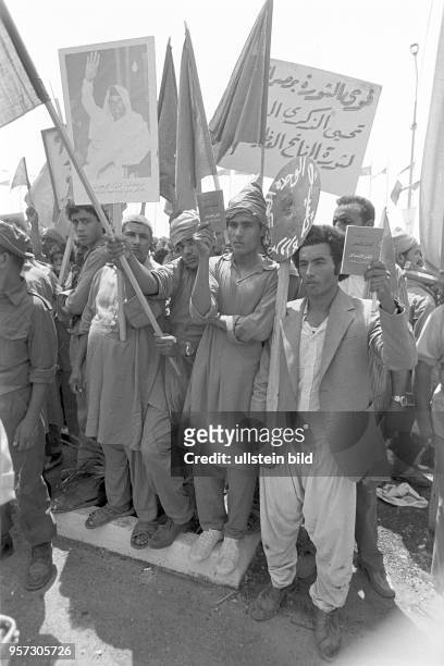 Am Rande einer Militärparade in Bengasi im September 1979 anlässlich des 10. Jahrestages des Sturzes der Monarchie steht die Bevölkerung mit Fahnen...