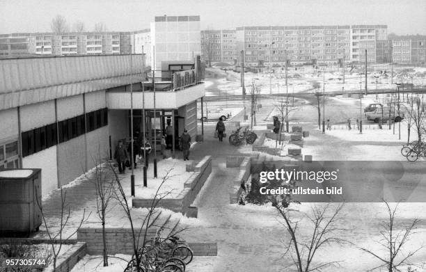 Die Stadt Brandenburg an der Havel im Winter 1984. Menschen gehen zu einer Kaufhalle in einem Neubaugebiet der Stadt. Foto : Reinhard Kaufhold