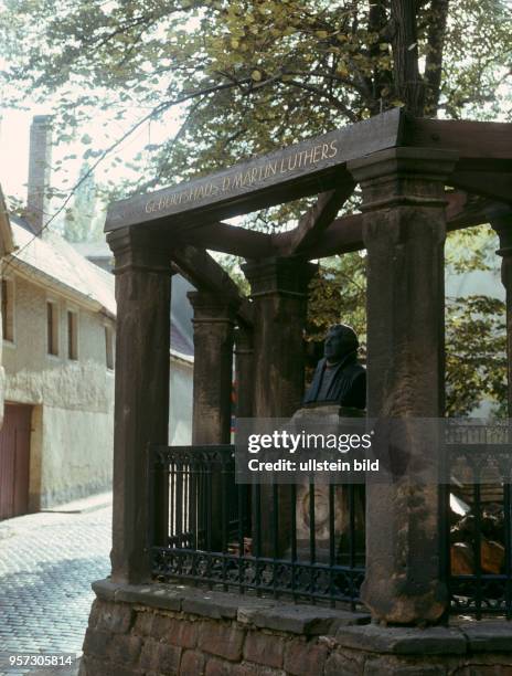 Die Büste des Reformators Martin Luther vor dessen Geburtshaus in der Lutherstadt Eisleben , undatiertes Foto von 1983. Die Lutherstadt Eisleben...