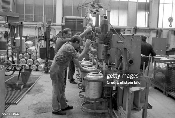 Arbeiter bei der Fertigung der Behälter für Elektro-Boiler im VEB LEW Hennigsdorf, aufgenommen im Dezember 1985. Der Betrieb, eigentlich...